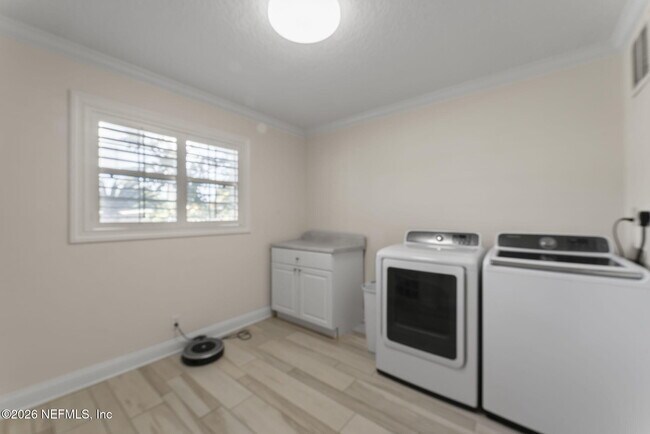 Building Photo - 618 8th Ave N