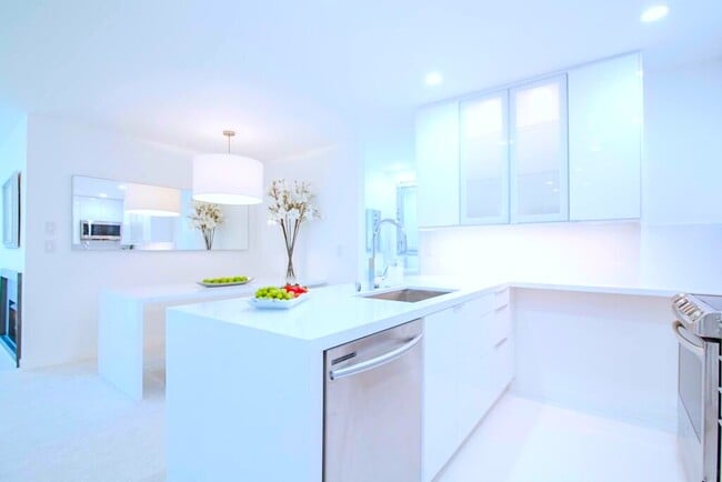 Building Photo - 11645 Montana Ave