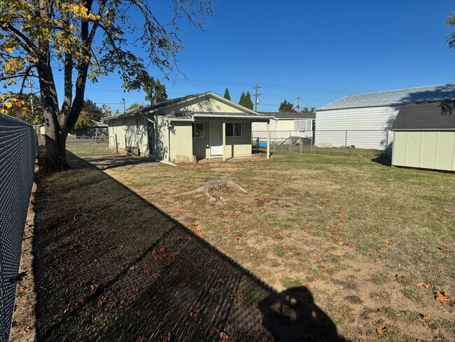 Building Photo - Super cute 2 bedroom, 1 bath house!