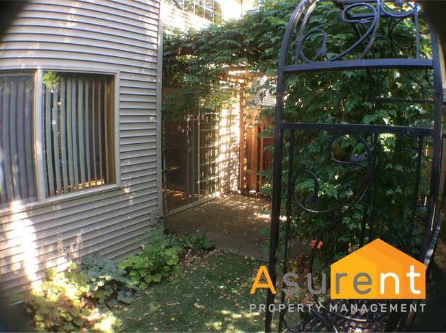 Building Photo - 2-Bedroom Townhouse Close to Hospitals, Great Private, Central Location!