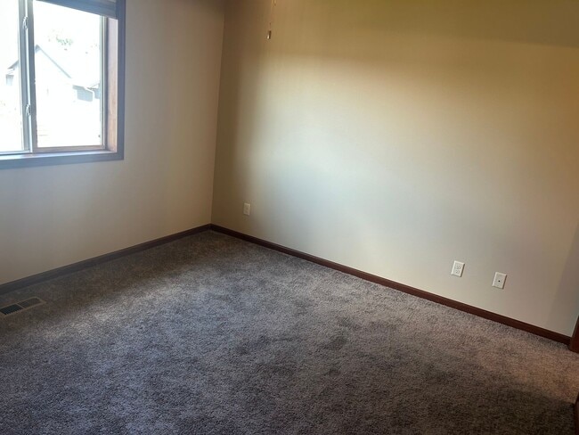 Building Photo - 605 N Daisy Ave