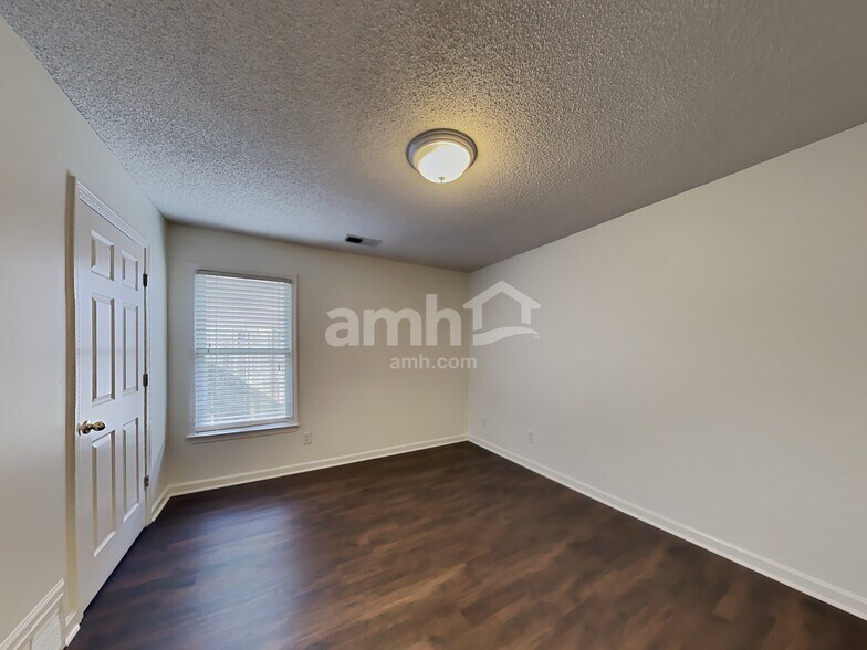 Building Photo - 1466 Far Dr