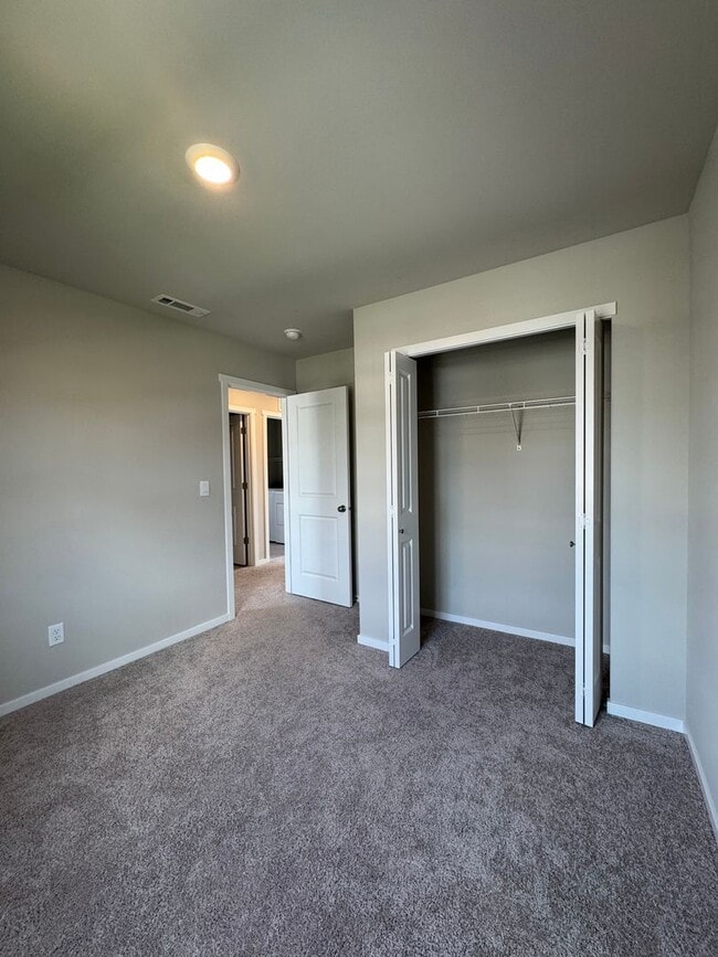 Building Photo - HUGE NEW PET FRIENDLY