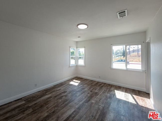 Building Photo - 723 W Doran St