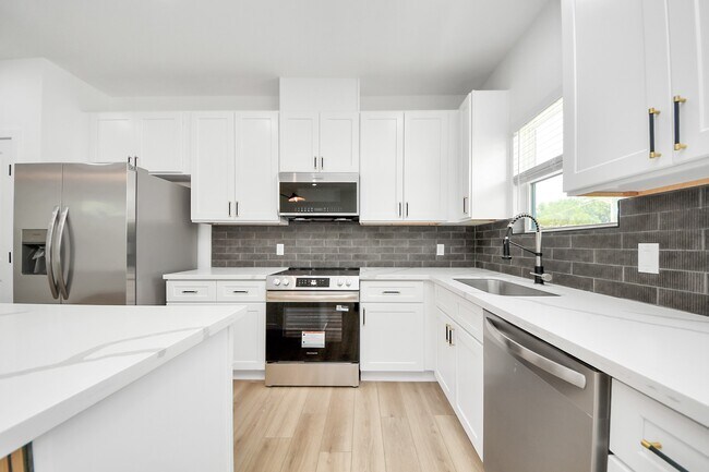 Building Photo - 801 E 32nd 1/2 St