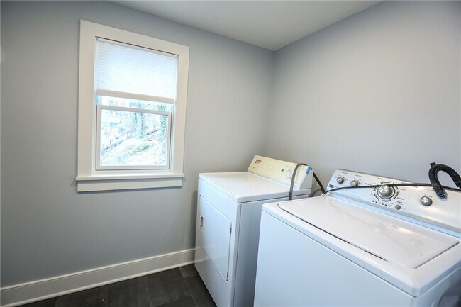 Building Photo - 1370 Bay Shore Blvd