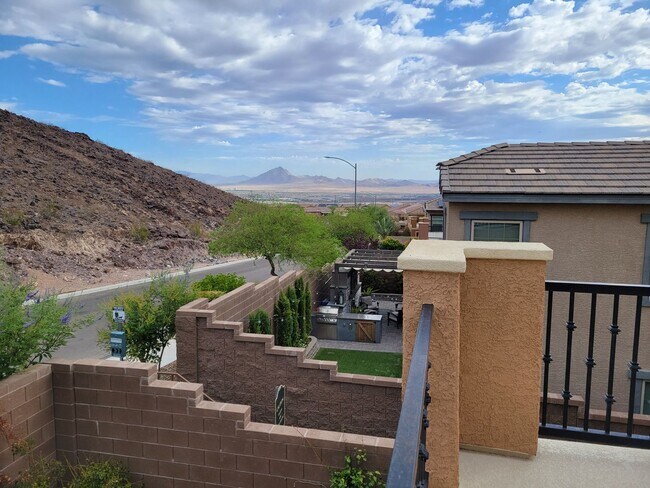 Building Photo - Gorgeous Pardee Home – 4 Bed | 3.5 Bath | ...
