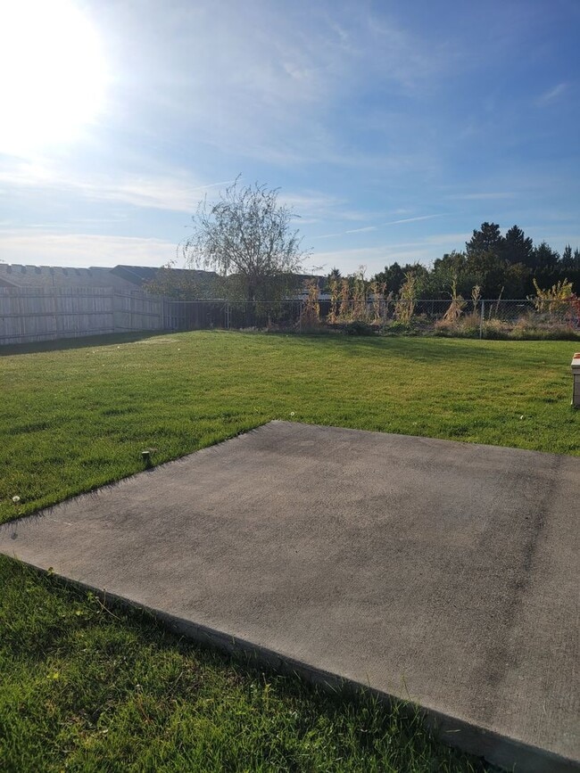 Building Photo - NOVEMBER RENT FREE - 4 Bedroom House in Ep...