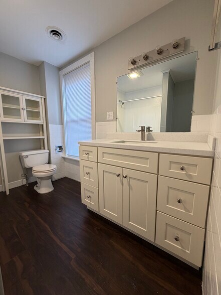 Building Photo - 142 Elm St