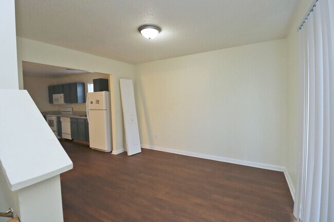 Building Photo - 560 Summit Terrace Court