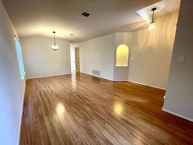 Building Photo - Well-Maintained 3 bedroom, 2 bathroom in Northwood