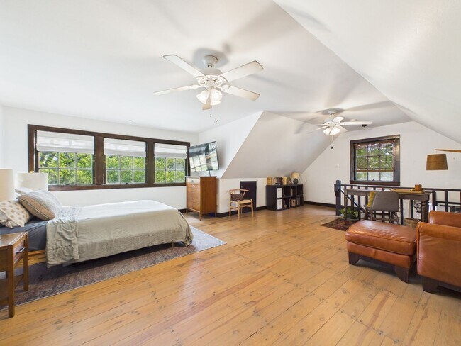 Building Photo - COMING SOON! Charming Cottage in the Center of Town