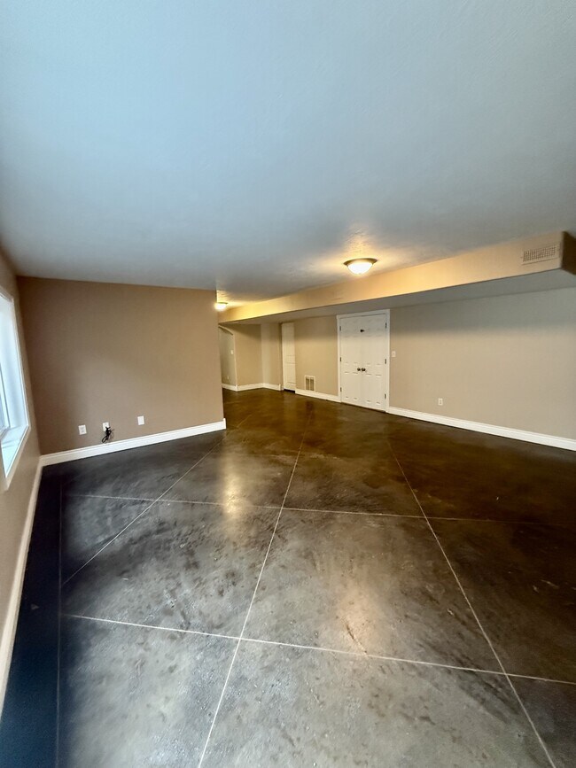 Building Photo - 4427 Lago Grande Dr