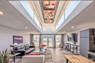 Building Photo - BEAUTIFUL 3 BEDROOM IN THE ARTS DISTRICT
