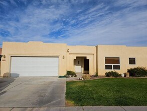 Building Photo - Pool home on Golf Course!