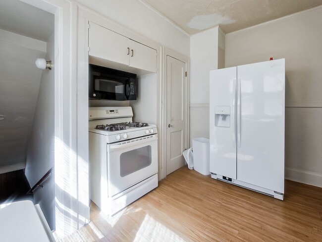 Building Photo - Welcome to this charming 2 bedroom, 1 bath...