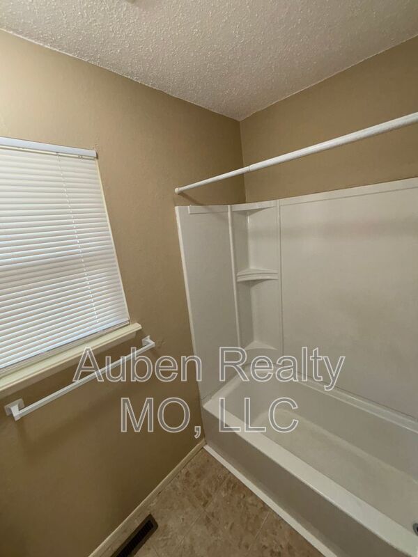 Building Photo - 409 NE Westwind Dr