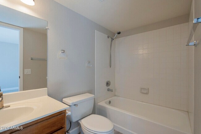 Building Photo - 815 E Grovers Ave