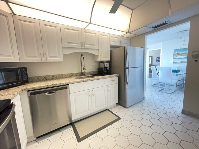 Building Photo - 531 N Ocean Blvd