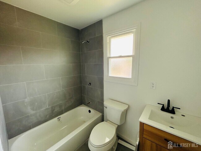 Building Photo - 18 Millstone Rd