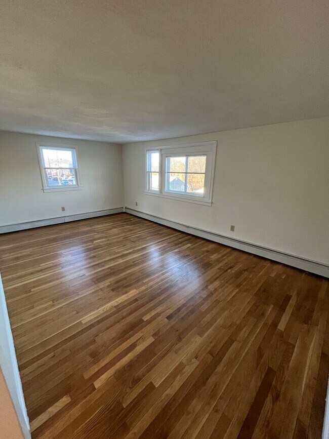 Building Photo - Renovated 3 Bedroom