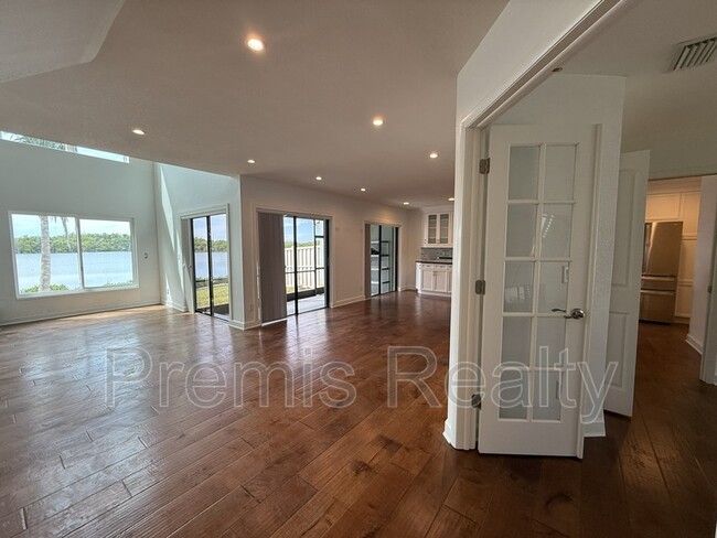 Building Photo - 1070 Sanabel Ct