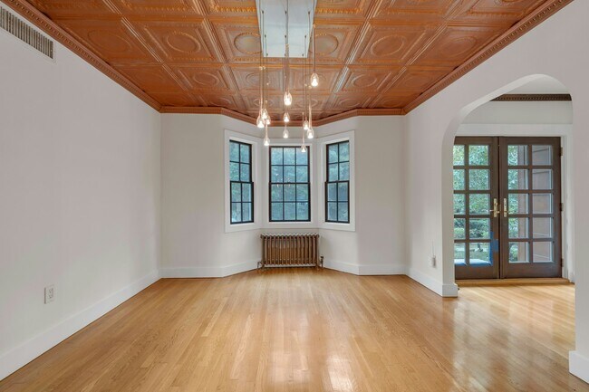Building Photo - 278 Maple St