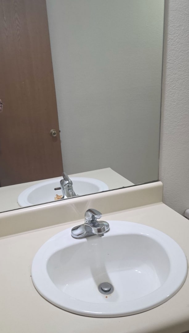 Building Photo - 3 Bed 2.5 Bath 2 Car Garage Split Duplex- Pets ok!