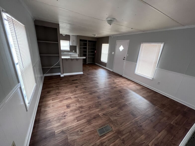 Building Photo - 750 Silent Valley Rd