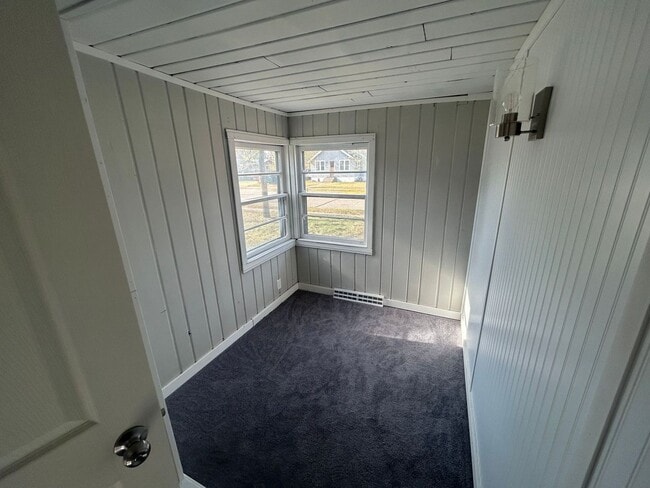 Building Photo - Refreshed and beautiful 3 bedroom single family home!