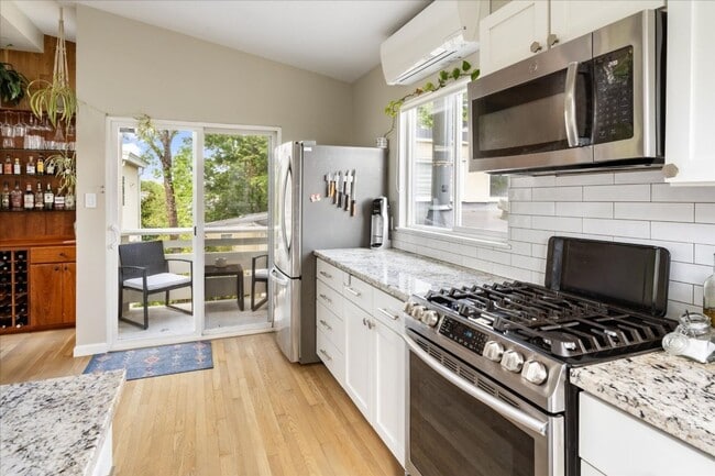 Building Photo - 2Bd/1.25Ba Seattle Townhouse