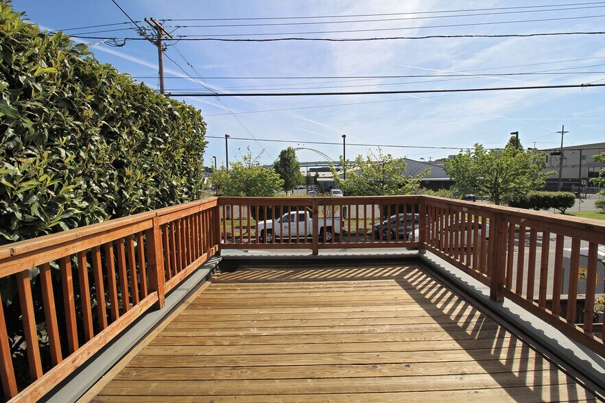 Building Photo - 2027 NW 21st Ave