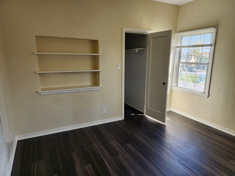 Front Room - 803 W Glenoaks Blvd