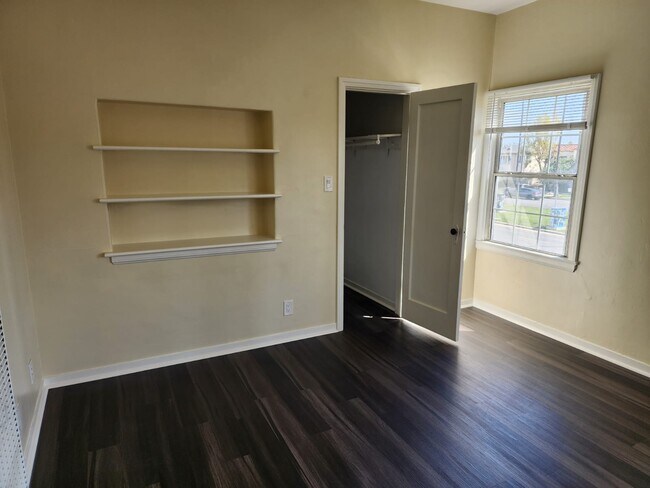 Front Room - 803 W Glenoaks Blvd