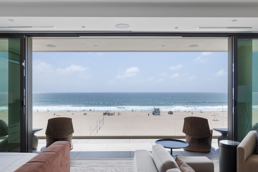 Building Photo - 716 The Strand