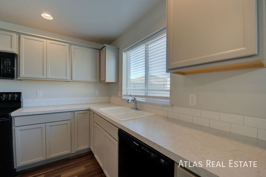 Building Photo - 19563 Calais Ave