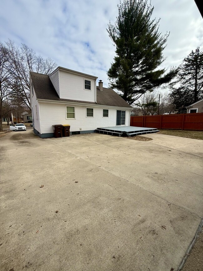 Building Photo - 723 Glendale Ave