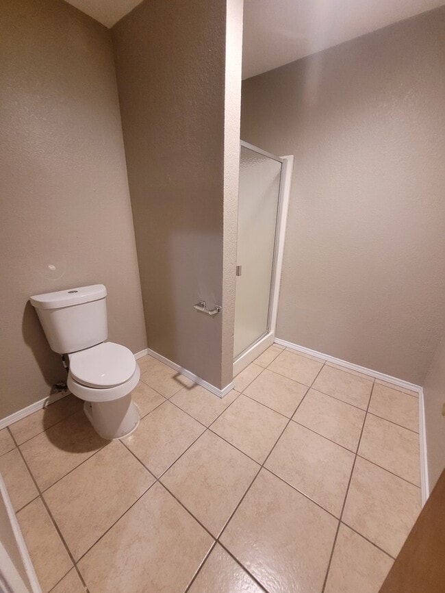 Building Photo - Spacious 3 bed 2 bath townhome!