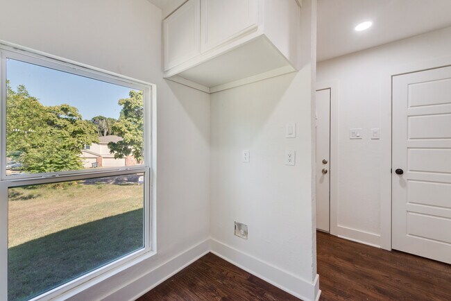 Building Photo - 221 Creek Cove Dr