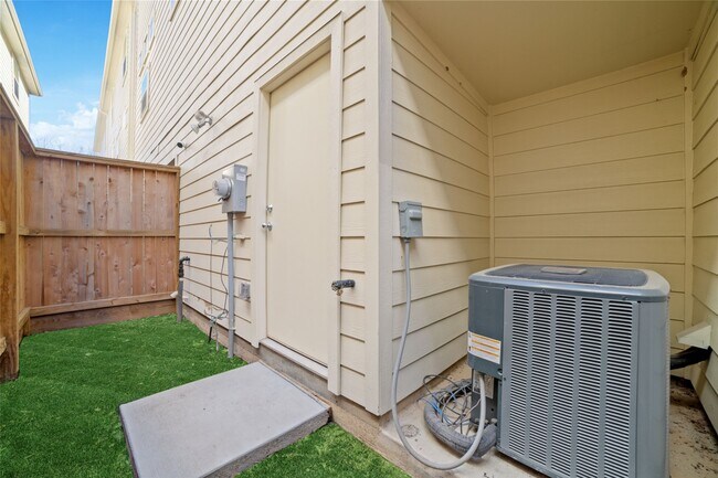 Building Photo - 8705 Bryam St
