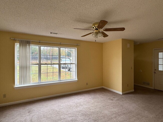 Building Photo - Charming 3BR/2BA Single-Family Home in a Peaceful Commerce Location