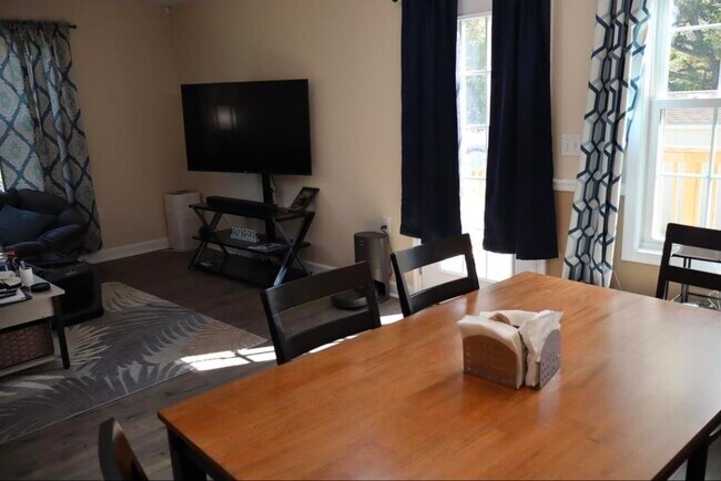 Building Photo - 3255 Catalpa Ave