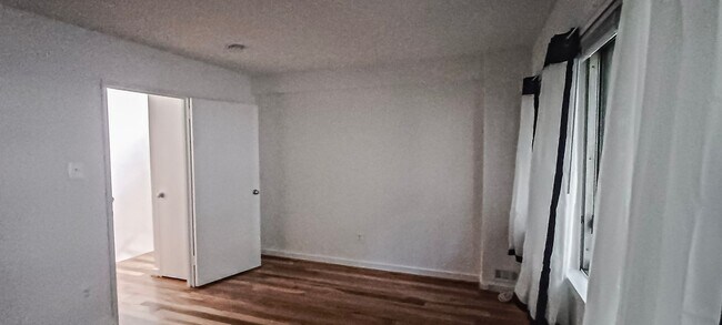 Building Photo - Sunlit 2 Bed 1 Bath, 3 Level Townhome in S...