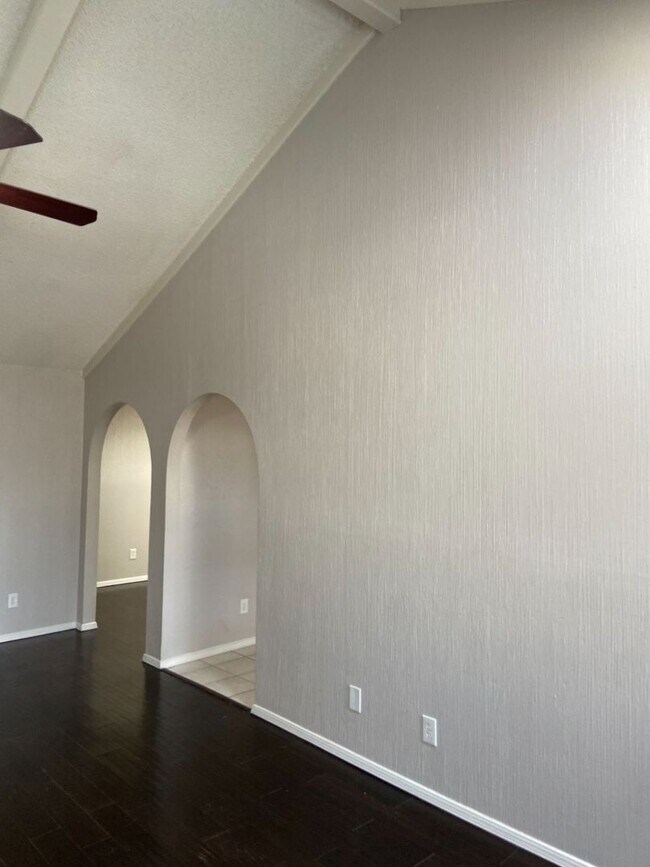 Building Photo - Home For Rent