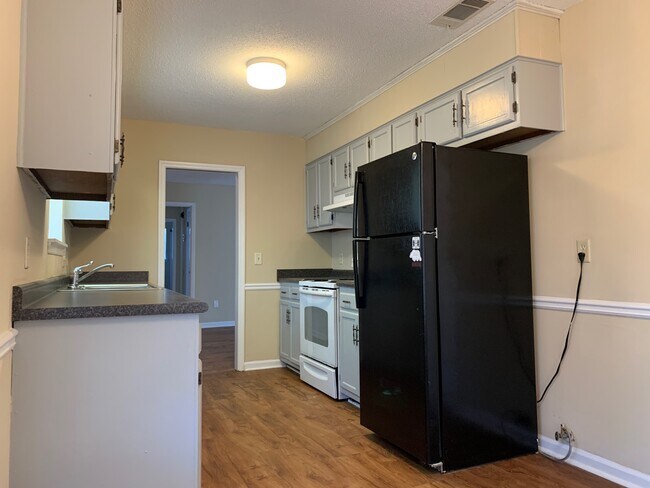 Building Photo - 814 Robin Hood Trail