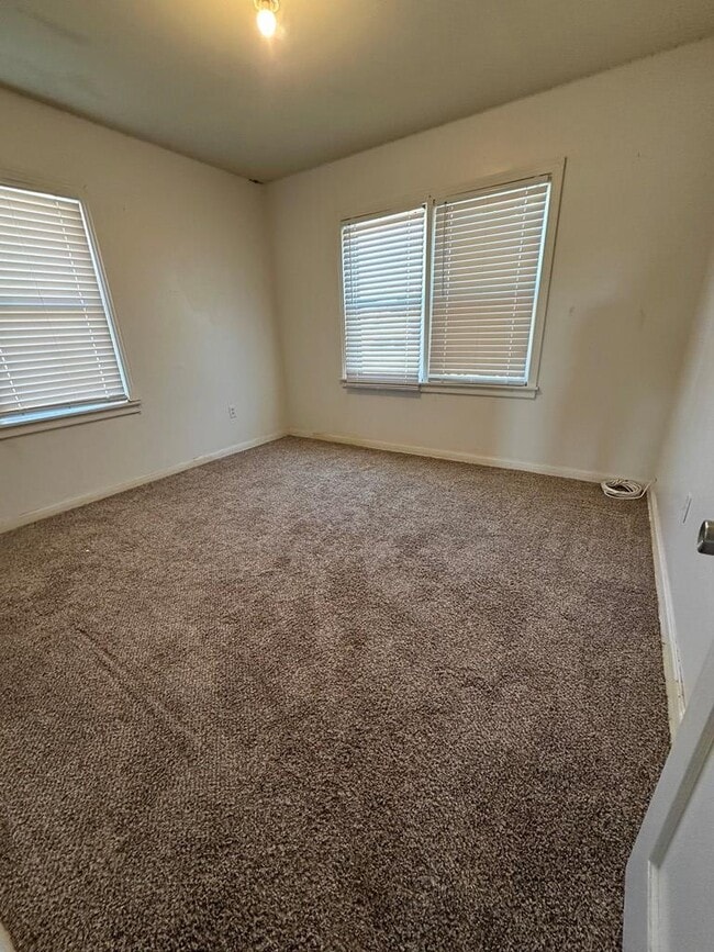 Building Photo - 1600 Crenshaw Dr