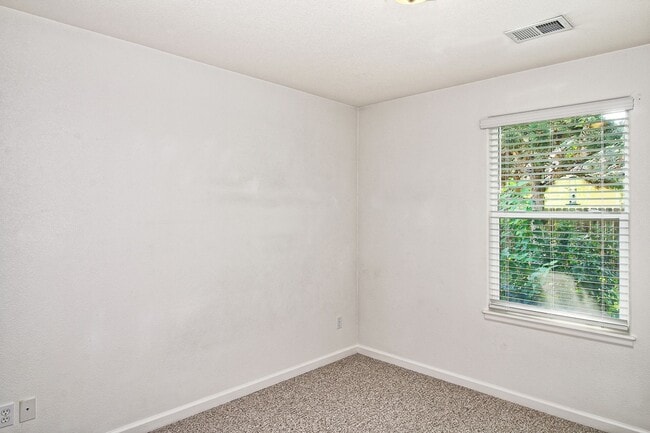 Building Photo - 598 Garnet Dr