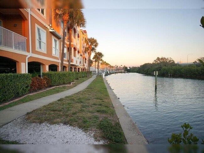 Building Photo - 2-Bed, 2.5-Bath Water-Front Condo in South Tampa