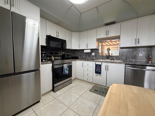 Building Photo - 2304 Lucaya Ln