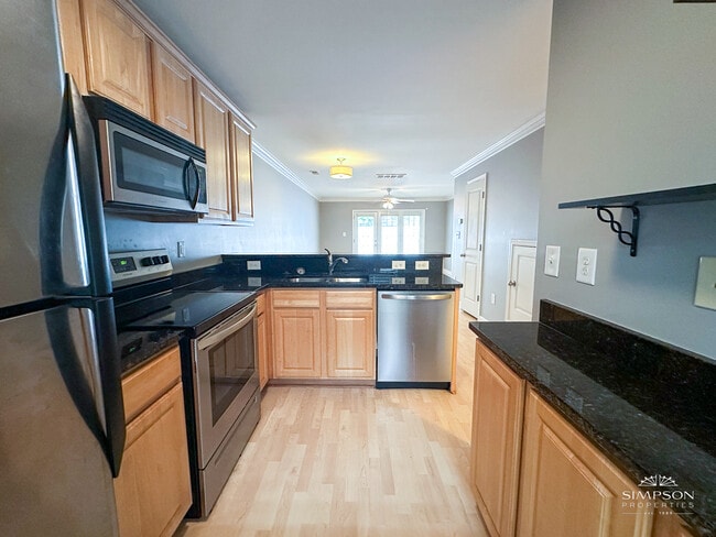 Building Photo - 1215 Green Oaks Ln